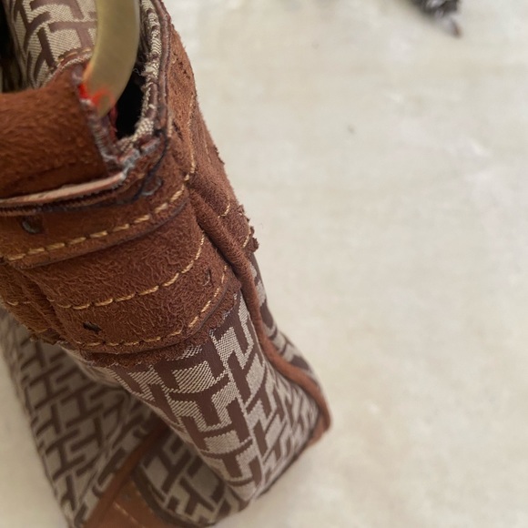 Tommy Hilfiger Monogrammed bag with minor flaws. - Picture 3 of 8